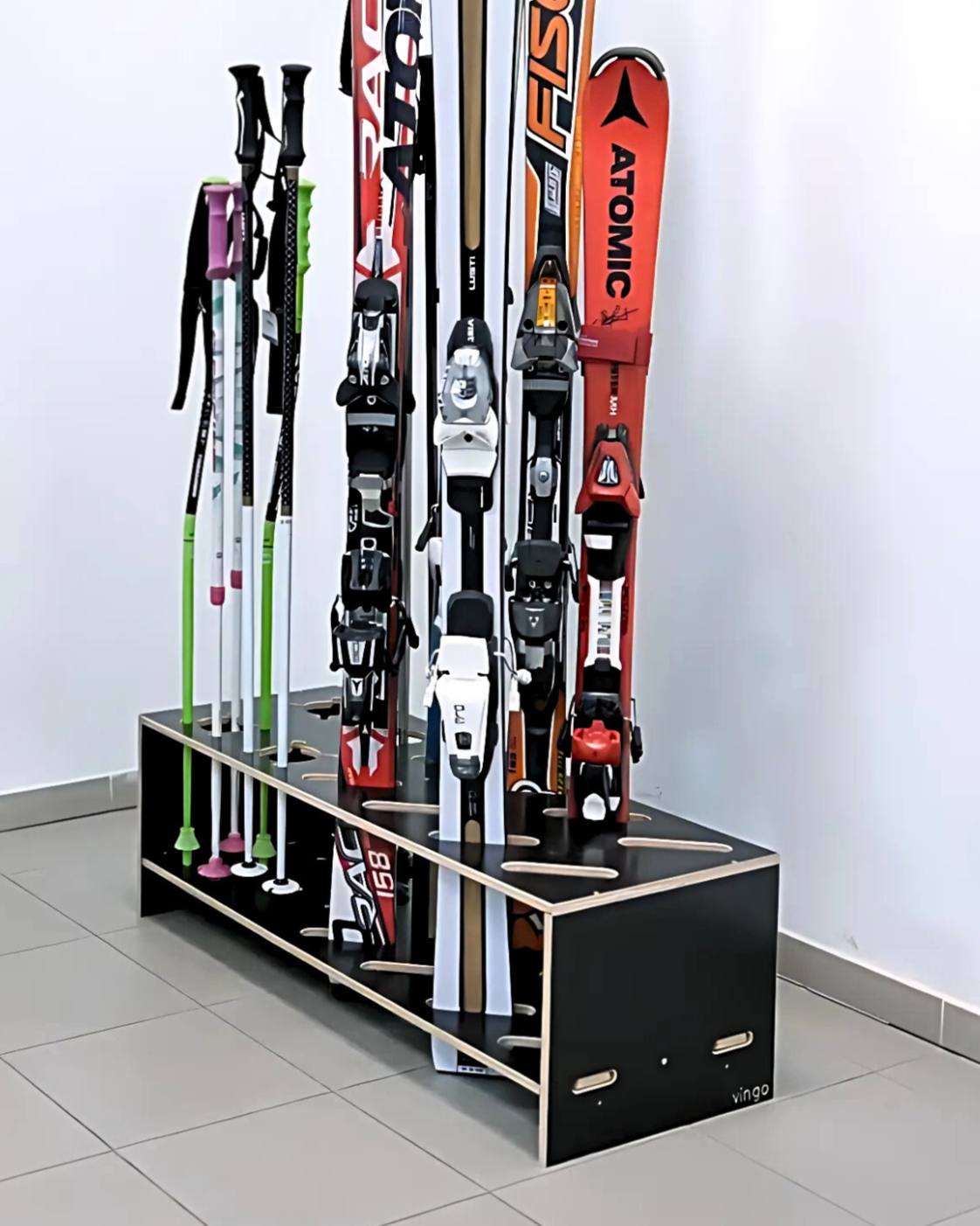 Supporto in legno combinato per sci e bastoncini